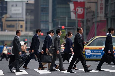 サラリーマンとは 女性：その多面的な役割と社会への影響